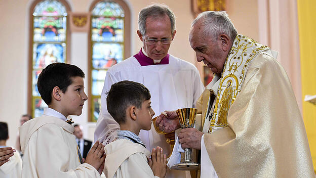 Papst Franziskus erteilt die Kommunion
