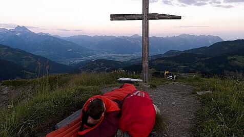 Schlafen unterm Gipfelkreuz