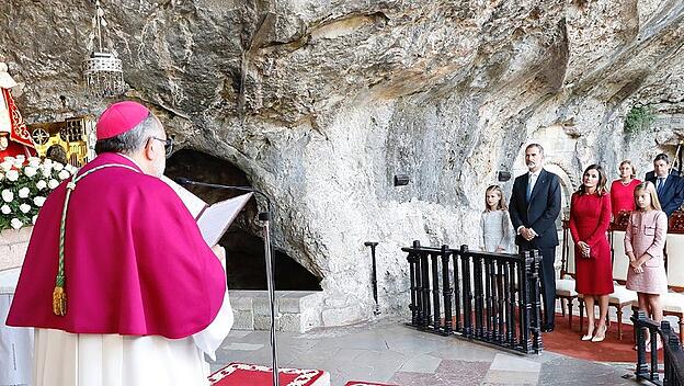 Höhle von Covadonga: Erzbischof Jesús Sanz Montes begrüßt das spanische Königspaar.