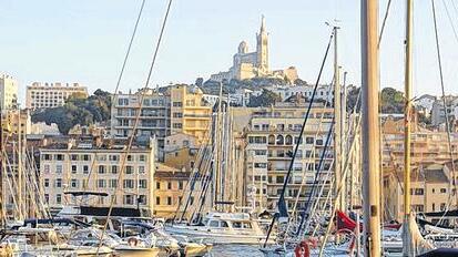 Blick von Marseilles Hafen aus auf die Kathedrale der Stadt