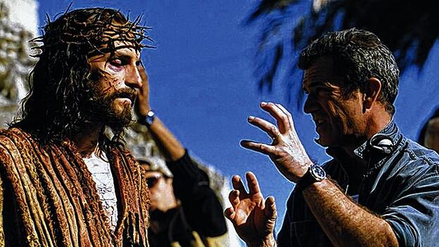 Mel Gibson mit Hauptdarsteller Jim Caviezel aus "Die Passion Christi"