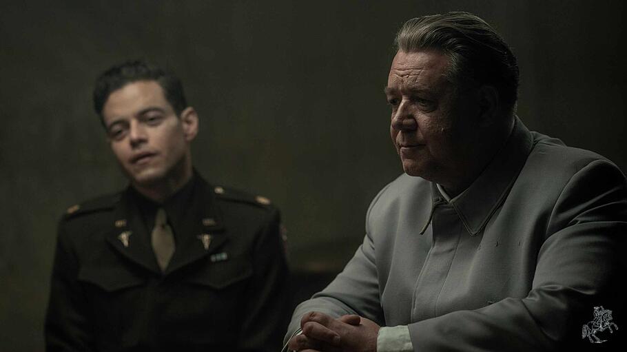 James Vanderbilts Spielfilm &bdquo;N&uuml;rnberg&ldquo; konzentriert sich auf die Konfrontation zwischen dem Milit&auml;rpsychiater Douglas M. Kelley (Rami Malek, links) und Hermann G&ouml;ring (Russell Crowe), der streckenweise in ein allzu g&uuml;nstiges Licht getaucht wird.