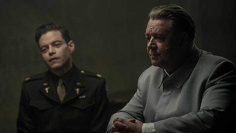 James Vanderbilts Spielfilm &bdquo;N&uuml;rnberg&ldquo; konzentriert sich auf die Konfrontation zwischen dem Milit&auml;rpsychiater Douglas M. Kelley (Rami Malek, links) und Hermann G&ouml;ring (Russell Crowe), der streckenweise in ein allzu g&uuml;nstiges Licht getaucht wird.