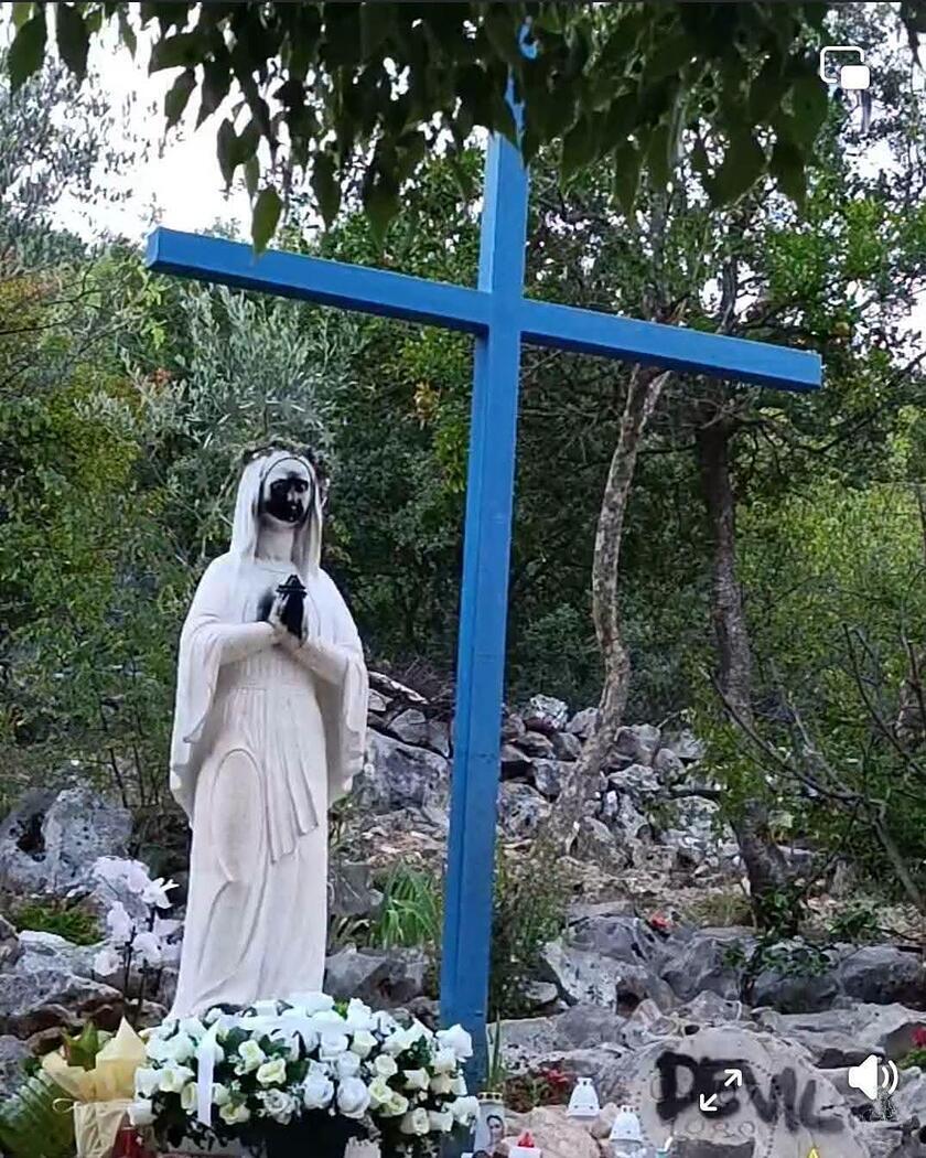 Beschmierte Marienstatue am Wallfahrtsort Medjugorje