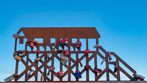 Installation für das Anbringen von Liebeschlössern in Sankt Peter-Ording.