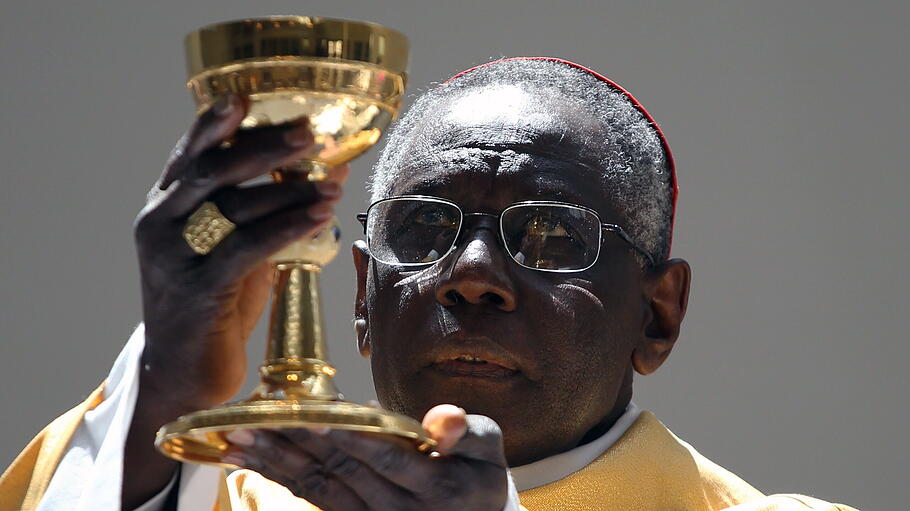 Kardinal Robert Sarah hat erneut zum Motu Proprio Traditionis Custodes Stellung bezogen