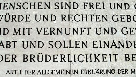 Artikel 1 der Erklärung der Allgemeinen Menschenrechte an der Außenwand des österreichischen Parlamentsgebäudes in Wien