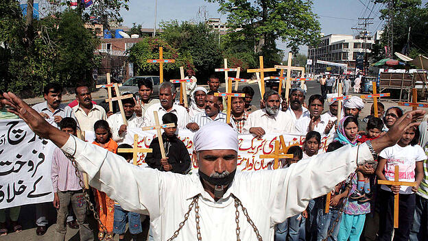 Christen protestieren in Lahore.