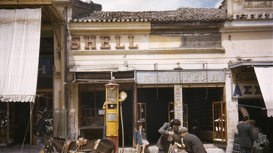 Esel vor Tankstelle, Griechenland 1950er