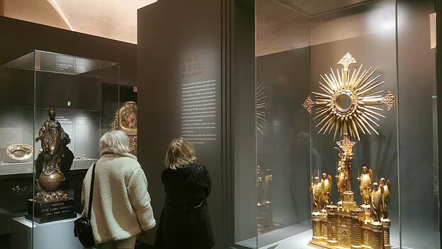 Besucher vor den Exponaten der Sonderausstellung im Louvre, Paris.