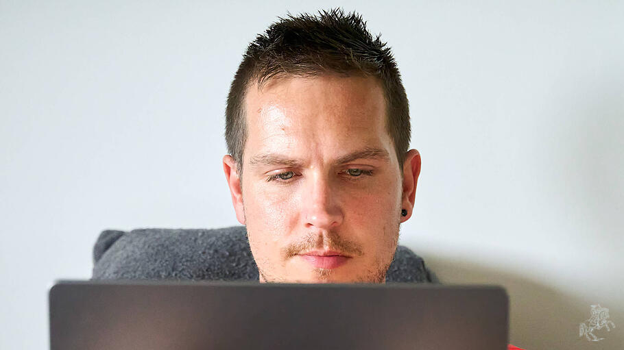 Junger Mann vor Laptop