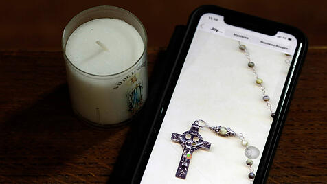 Digital Rosary on smartphone and church candel. Faith and religion concept. Godongxxxxxcontact@godong-photo.com 971_07_f