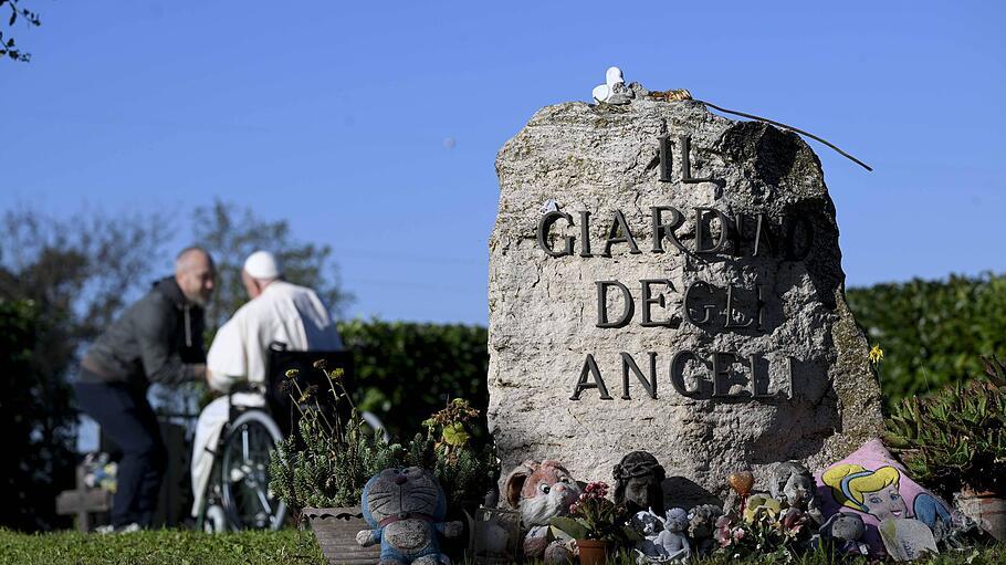 Papst Franziskus auf dem Laurentino-Friedhof