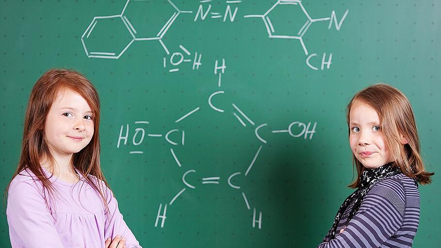 zwei schülerinnen lernen chemie