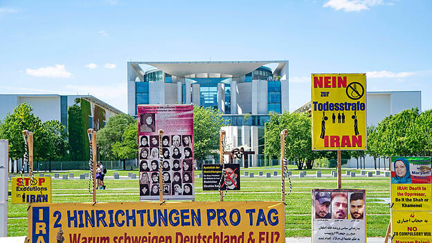 Iran-Protestplakate vor dem Kanzleramt in Berlin