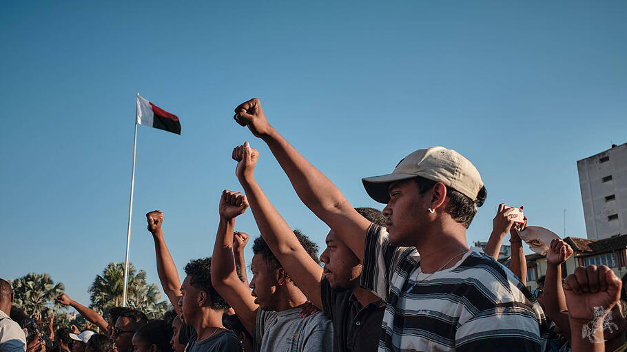Madagaskar im Umbruch: Junge Menschen demonstrieren