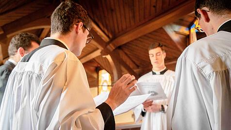 Priester beim gemeinsamen Gebet.
