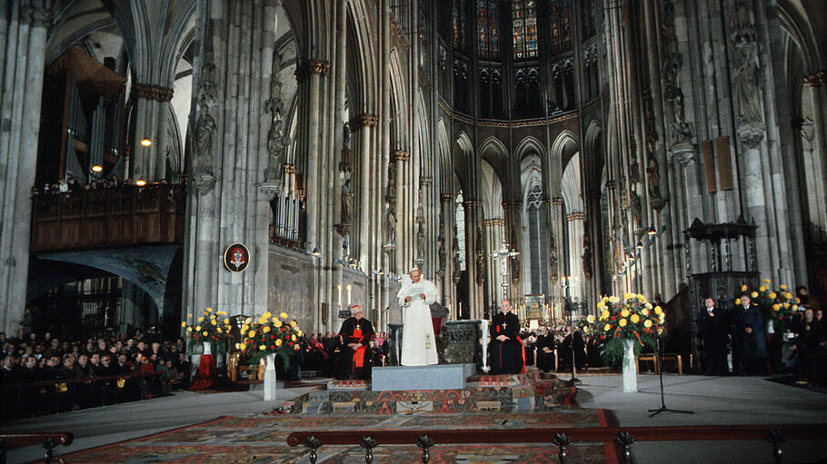Papst Johannes Paul II.  hält 1980 einen Gottesdienst im Kölner Dom