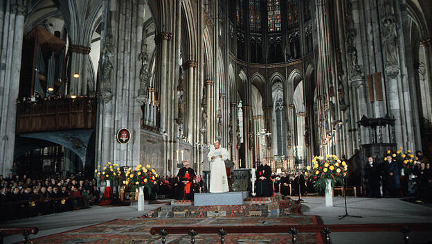 Papst Johannes Paul II.  hält 1980 einen Gottesdienst im Kölner Dom