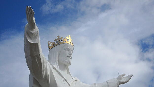 Christus-König-Statue steht in der polnischen Stadt Świebodzin