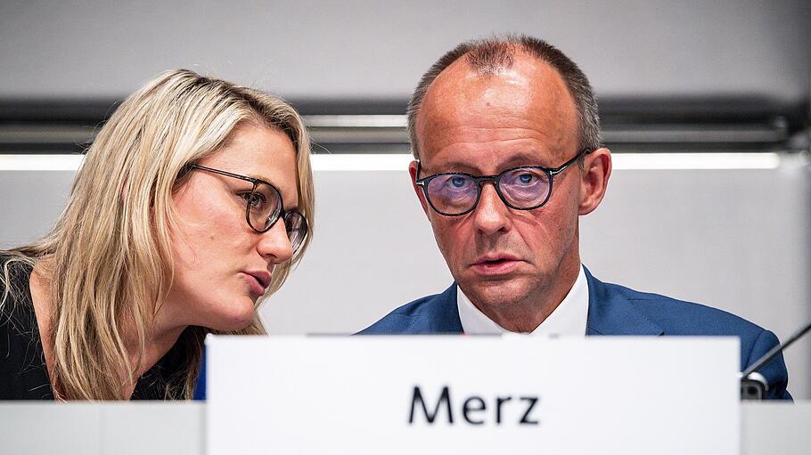 Friedrich Merz spricht mit Christina Stumpp