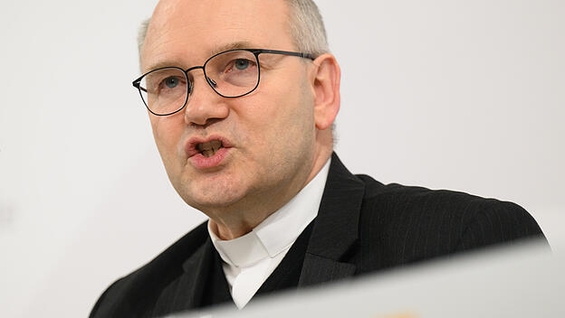 Bischof Helmut Dieser gibt die Namen von 53 Tätern und mutmaßlichen Tätern von sexualisierter Gewalt heraus.