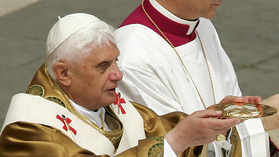 Papst Benedikt XVI. bei der Zelebration der heiligen Messe auf dem Petersplatz