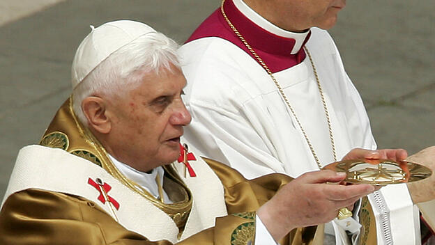 Papst Benedikt XVI. bei der Zelebration der heiligen Messe auf dem Petersplatz