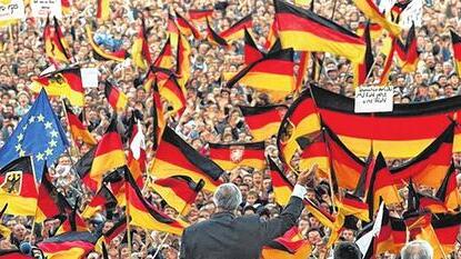 Bundeskanzler Helmut Kohl winkt während einer Wahlkampfveranstaltung in Erfurt