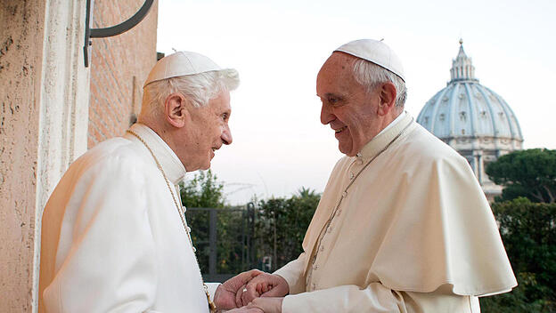 In einem neuen Interviewband nimmt Papst Franziskus das Narrativ über seinen Vorgänger Papst Benedikt in die Hand.