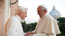 In einem neuen Interviewband nimmt Papst Franziskus das Narrativ über seinen Vorgänger Papst Benedikt in die Hand.