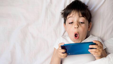 Kleiner Junge mit Smartphone