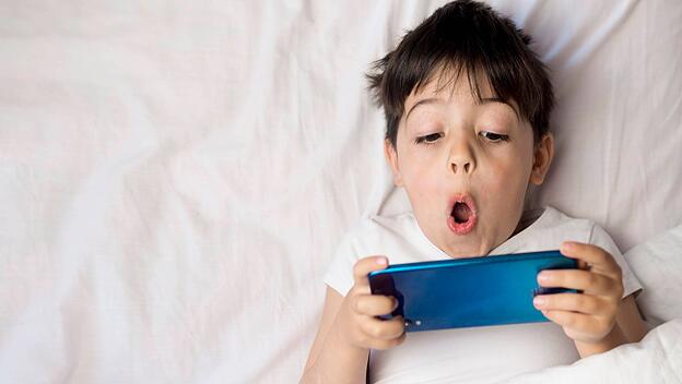 Kleiner Junge mit Smartphone