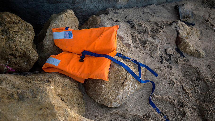 Eine Schwimmweste liegt auf den Felsen entlang der spanischen Küste