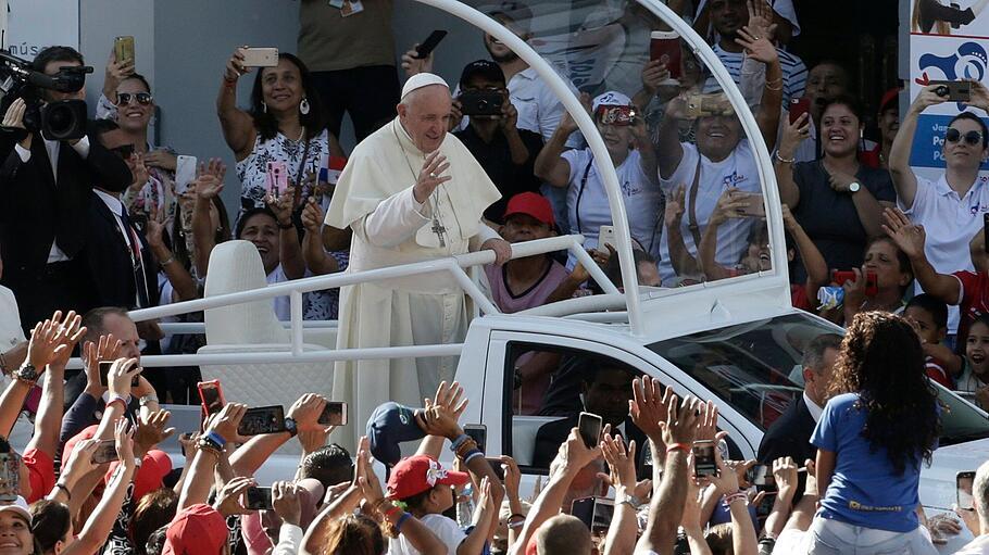 Papst Franziskus kommt für einen Gottesdienst zur Kathedrale Santa Maria La Antigua