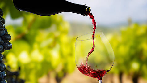 Weinglas mit einfließendem Rotwein