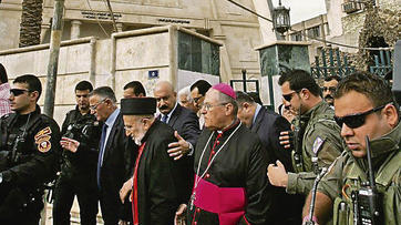 Patriarch Emmanuel III. Delly vor der Kathedrale Saydat al-Nejat in Bagdad