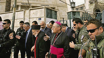 Patriarch Emmanuel III. Delly vor der Kathedrale Saydat al-Nejat in Bagdad