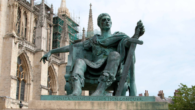 Eine Bronzestatue des römischen Kaisers Konstantin.