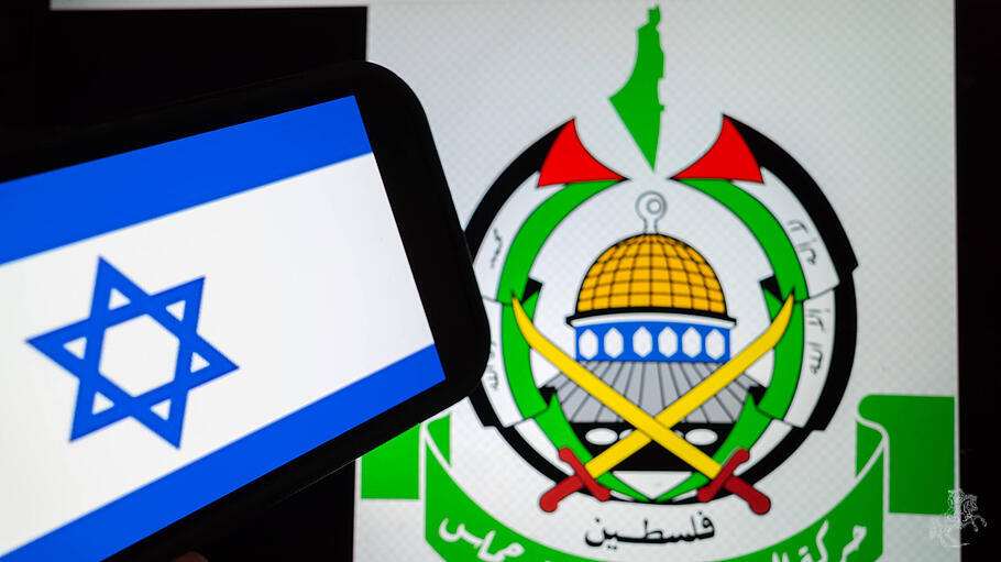 Das Emblem der Hamas neben der israelischen Flagge.