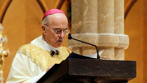 Carlo Maria Viganó soll von Bischof Richard Williamson "sub conditione" erneut zum Bischof geweiht worden sein.