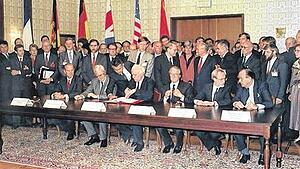 12. September 1990: Außenminister der beiden deutschen Staaten und der vier Siegermächte  unterzeichnen Vertrag über äußeren Aspekte der deutschen Einheit