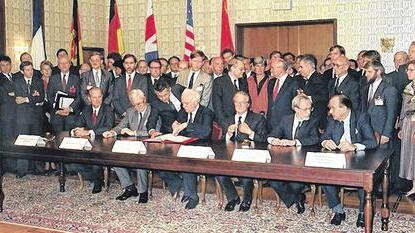 12. September 1990: Außenminister der beiden deutschen Staaten und der vier Siegermächte  unterzeichnen Vertrag über äußeren Aspekte der deutschen Einheit