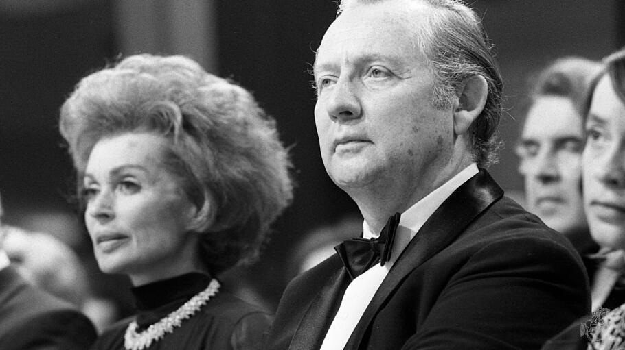 Axel Springer mit Schauspielerin Lilli Palmer bei der Verleihung der Goldenen Kamera 1973