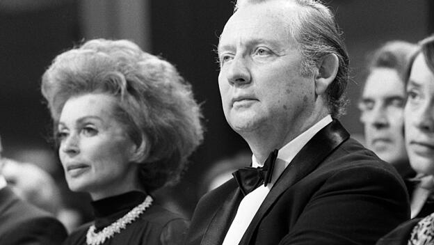 Axel Springer mit Schauspielerin Lilli Palmer bei der Verleihung der Goldenen Kamera 1973