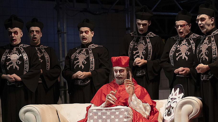 Opernprojekt  Halle: Zuerst trug der Bischof (Michael Zehe) eine Schamanenmaske, dann rotes Birett