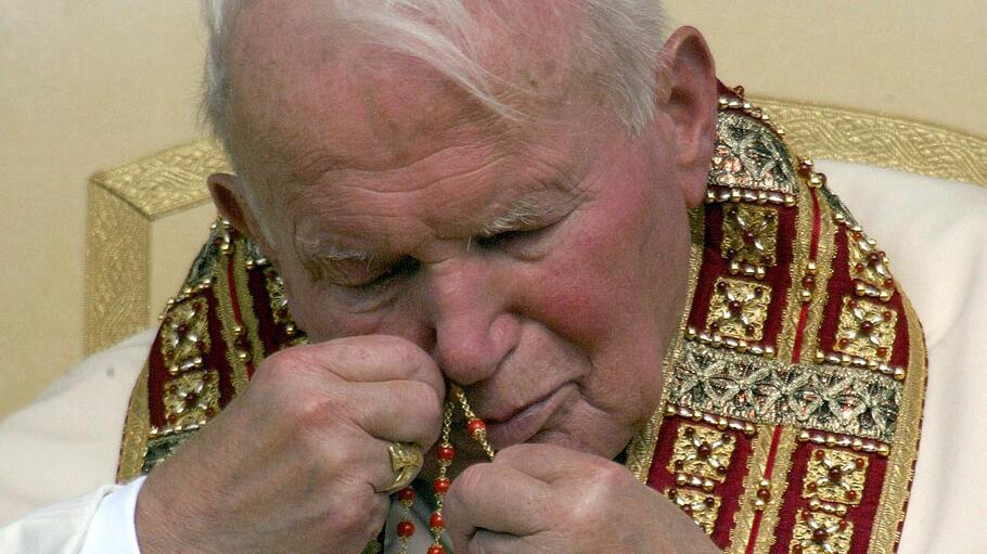 Papst Johannes Paul II. mit dem Rosenkranz.