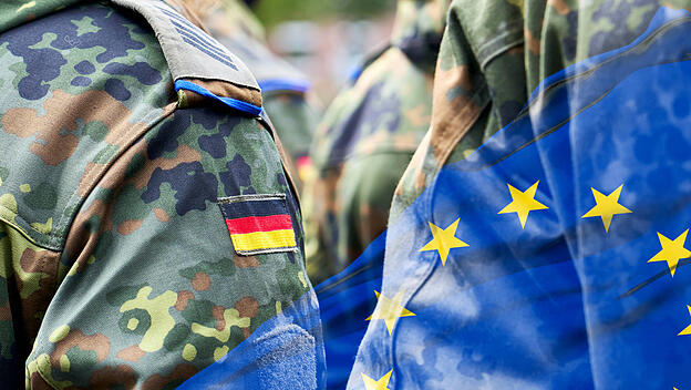 Duetsche Soldaten mit EU-Flagge