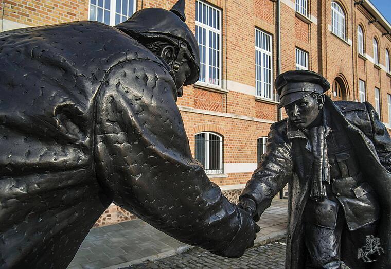 Statue von Andrew Edwards, die britische und deutsche Soldaten beim H&auml;ndesch&uuml;tteln w&auml;hrend des Weihnachtsfriedens