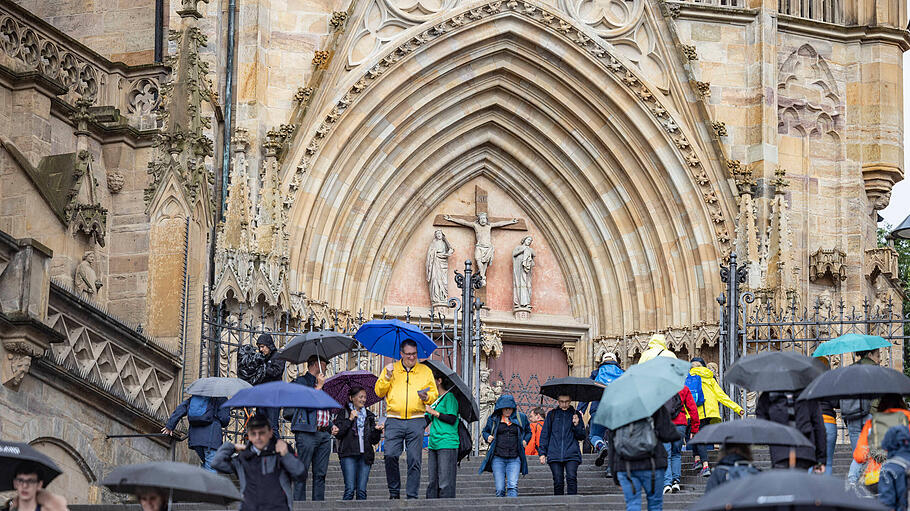 Besucher des Katholikentages auf dem Domberg